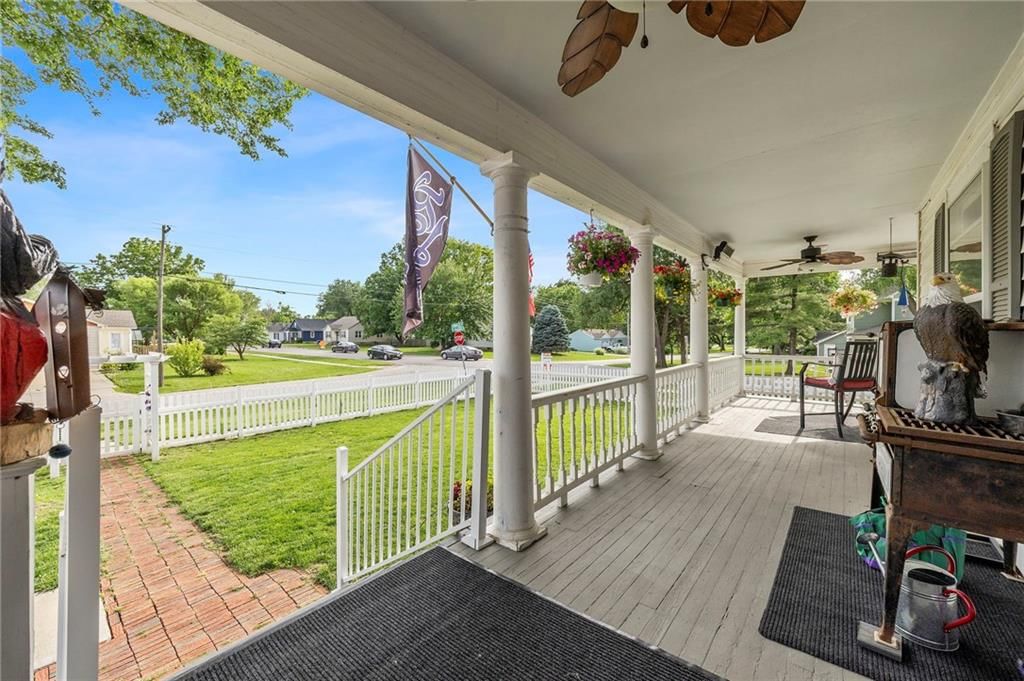 601 NE Douglas Street — photo 16