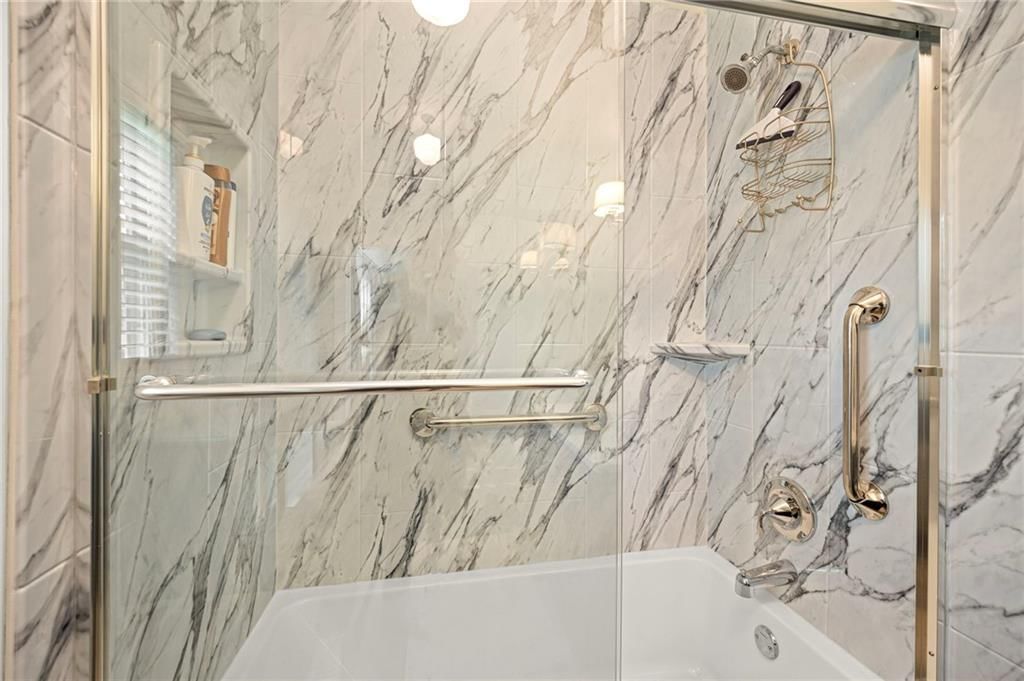 601 NE Douglas Street — photo 31