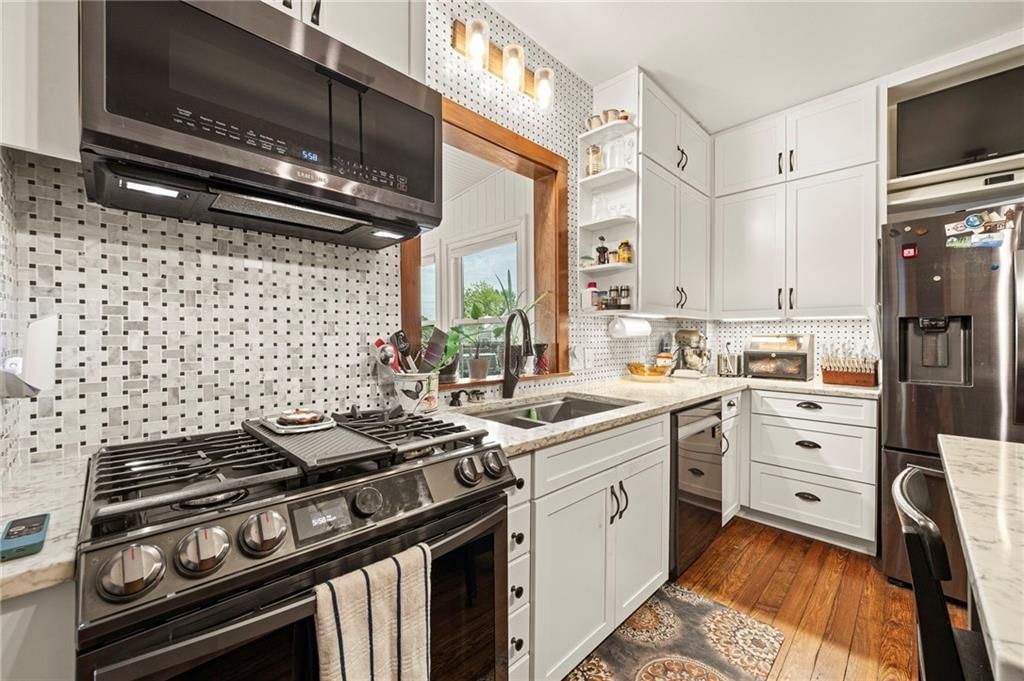 601 NE Douglas Street — photo 36