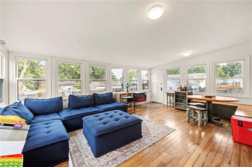 601 NE Douglas Street — photo 40