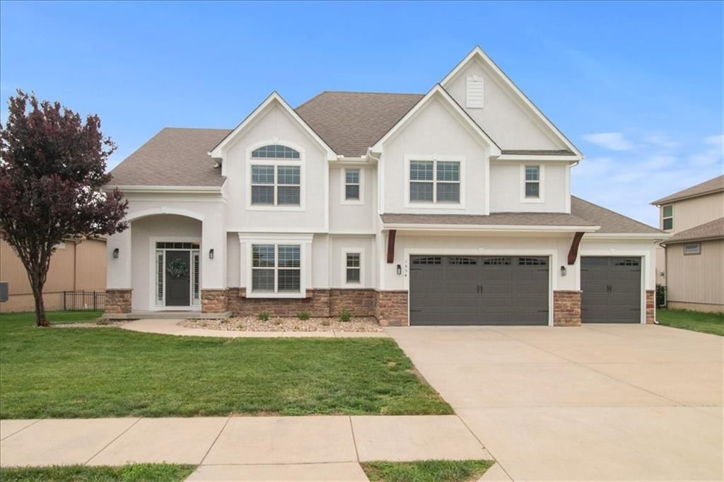 1854 NE Park Ridge Drive — photo 1