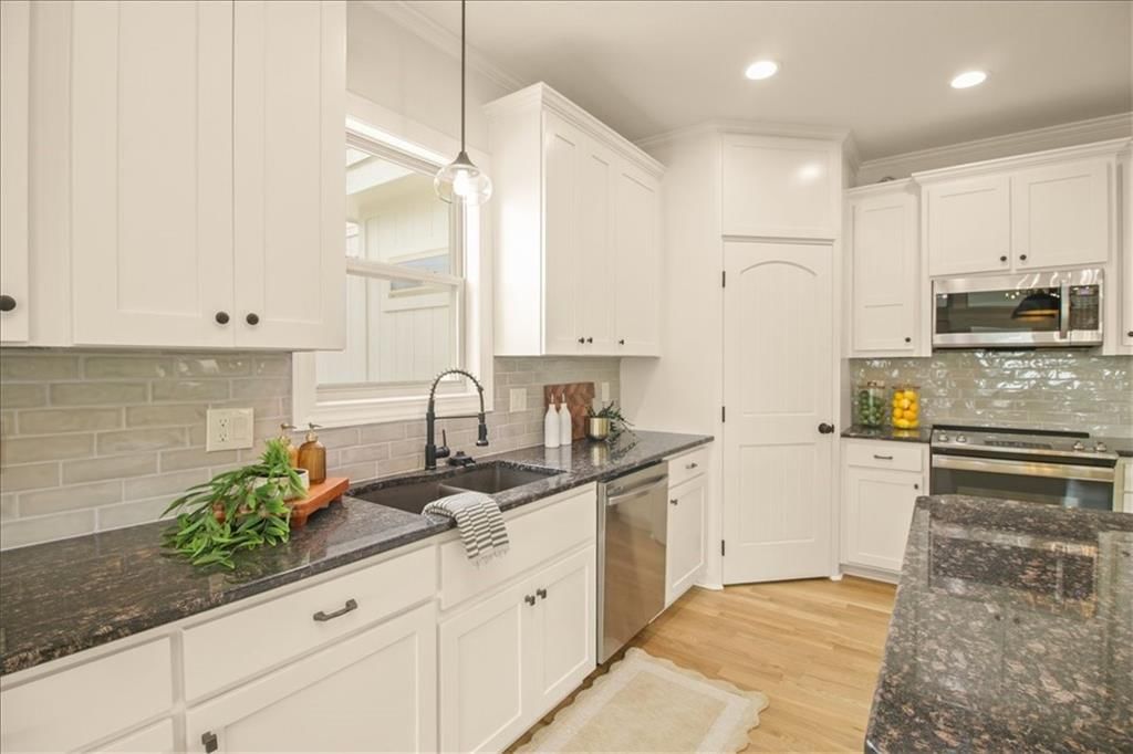 1854 NE Park Ridge Drive — photo 7