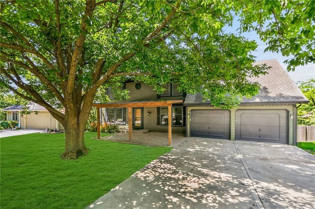 8714 N Troost Avenue — photo 2