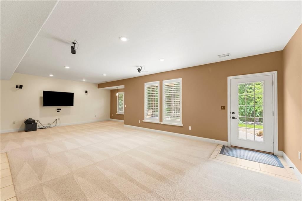11708 DELAVAN Avenue — photo 36