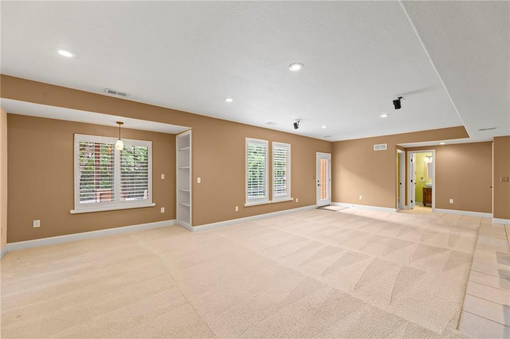 11708 DELAVAN Avenue — photo 40
