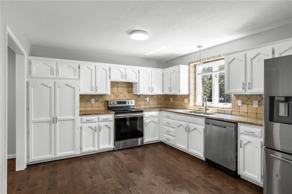 15901 Oakland Avenue — photo 9
