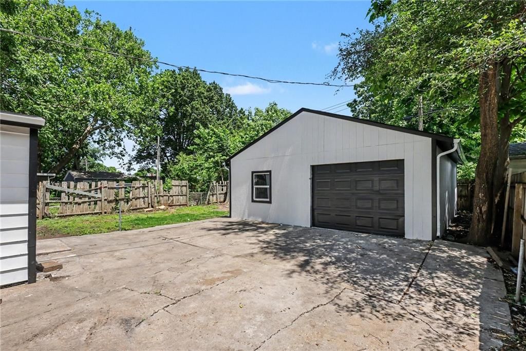 823 S Huttig Avenue — photo 26