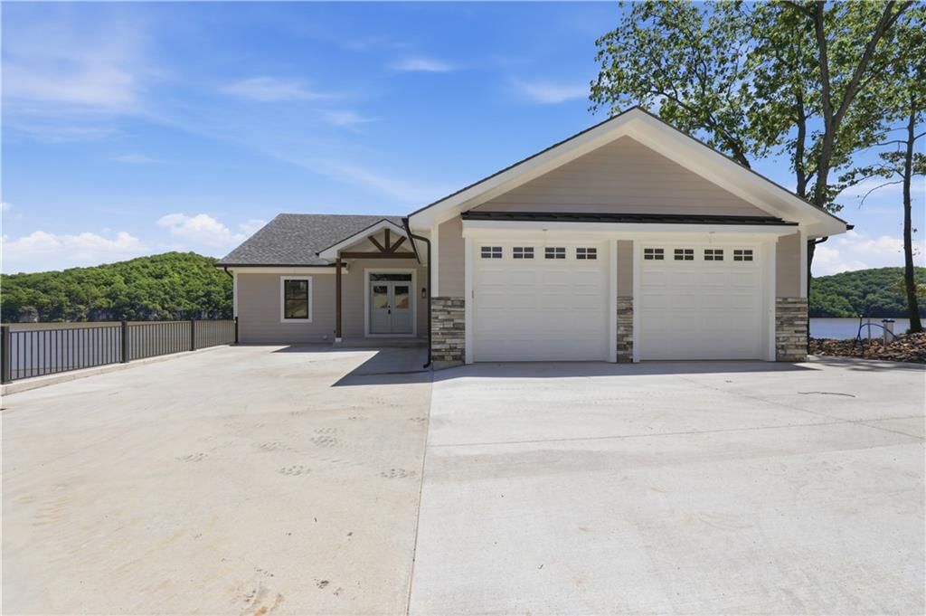 154 Lakeway Lane — photo 1