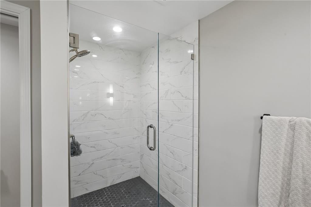 1210 Romany Road — photo 23