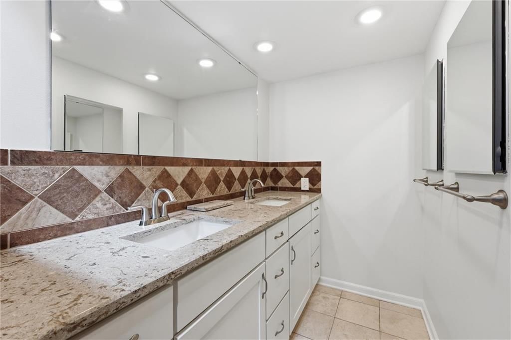 9606 N Charlotte Street — photo 16