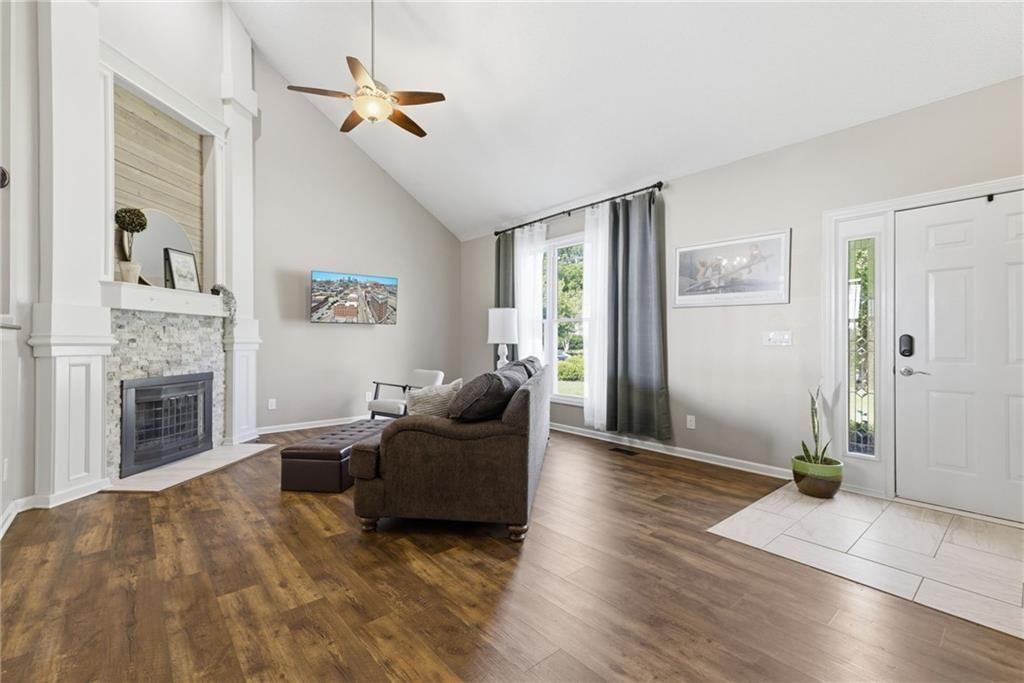 5823 N Mayview Avenue — photo 3