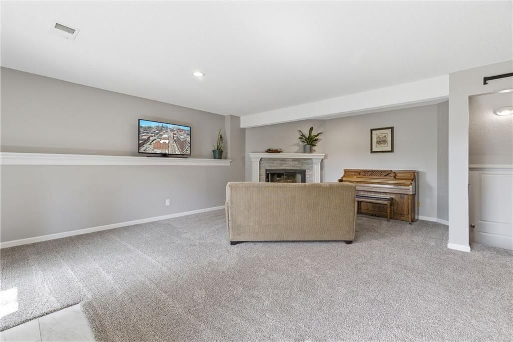 5823 N Mayview Avenue — photo 4