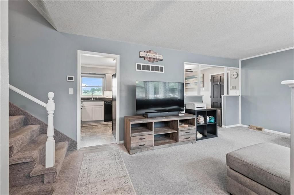 420 NW Village Court — photo 3