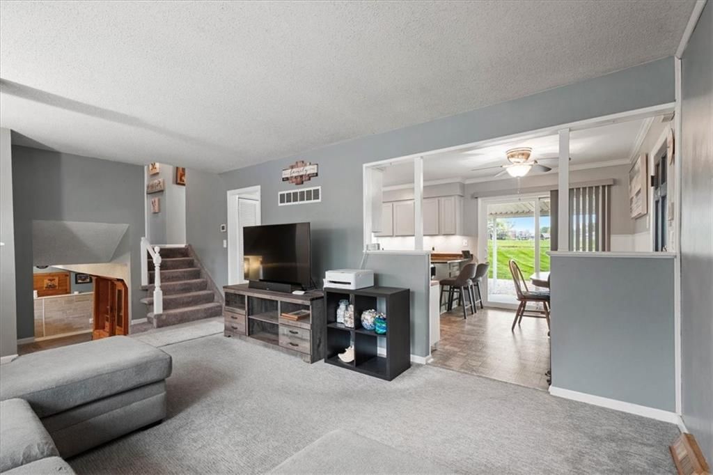 420 NW Village Court — photo 6