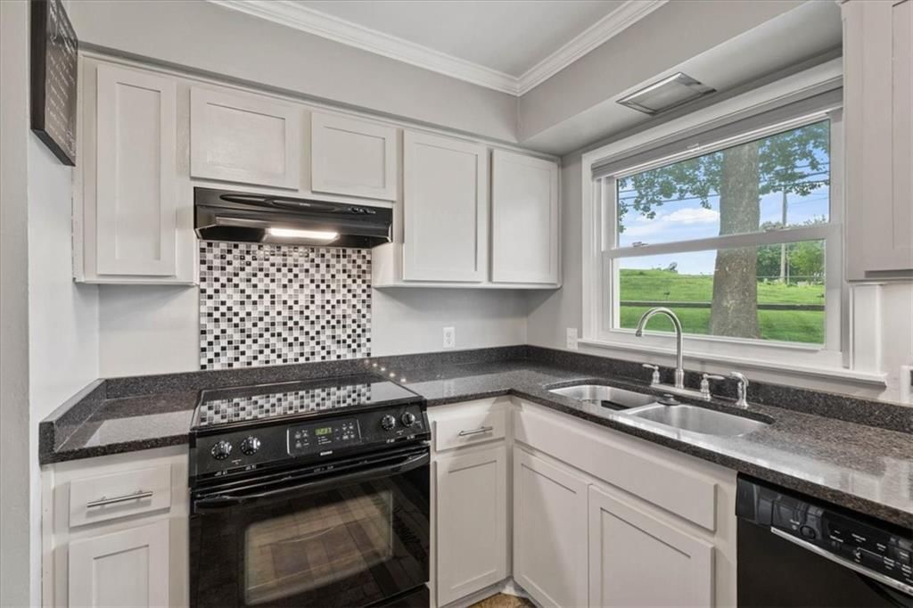 420 NW Village Court — photo 11