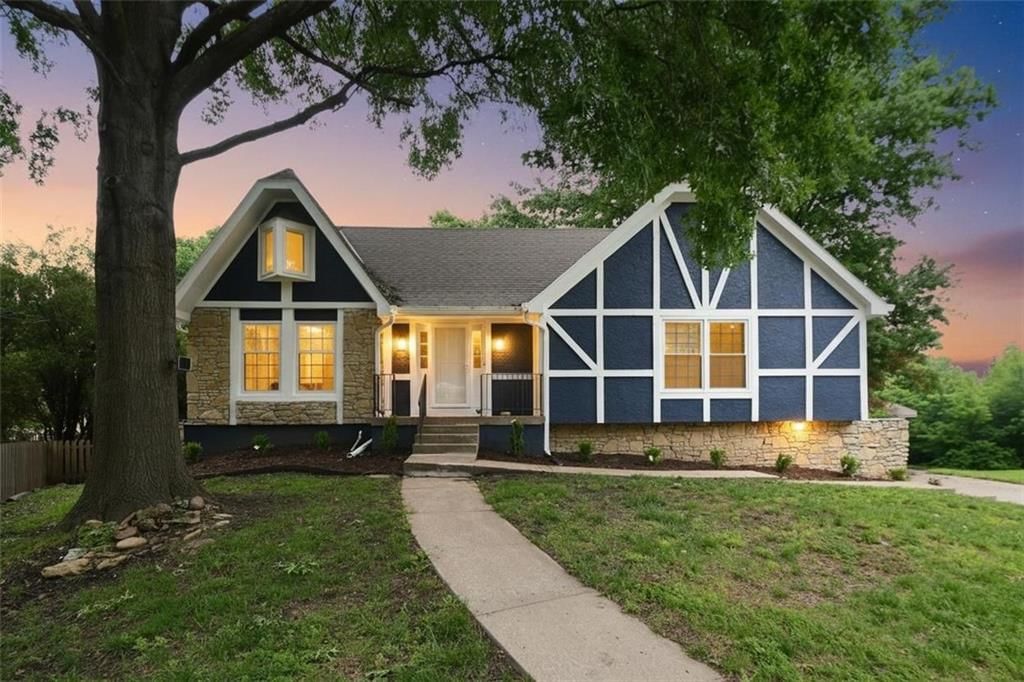 203 NE Oak Tree Circle — photo 1