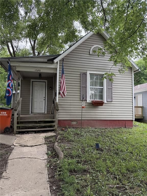 1520 Dewey Avenue — photo 1