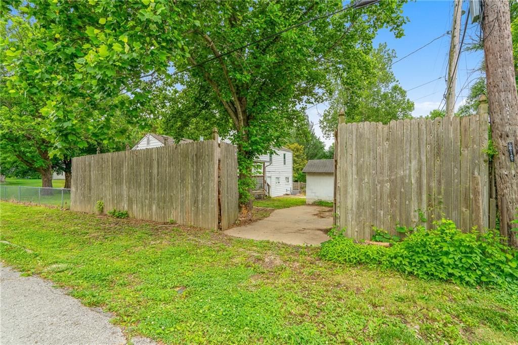 2700 S SCOTT Avenue — photo 32