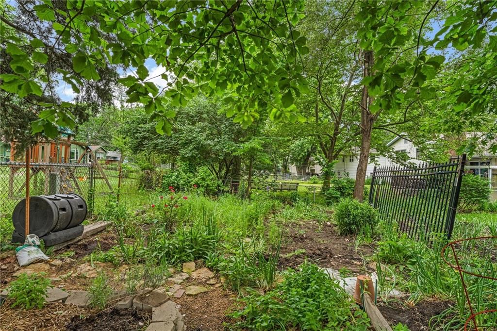 1916 Atchison Avenue — photo 46
