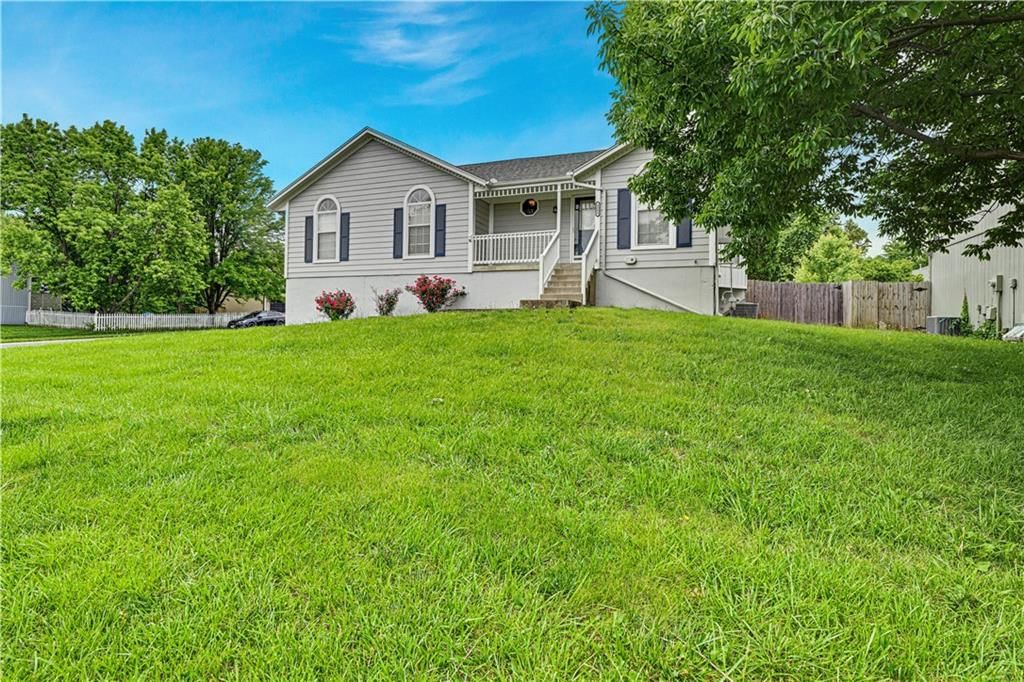 1200 NE COLLEEN Drive — photo 3
