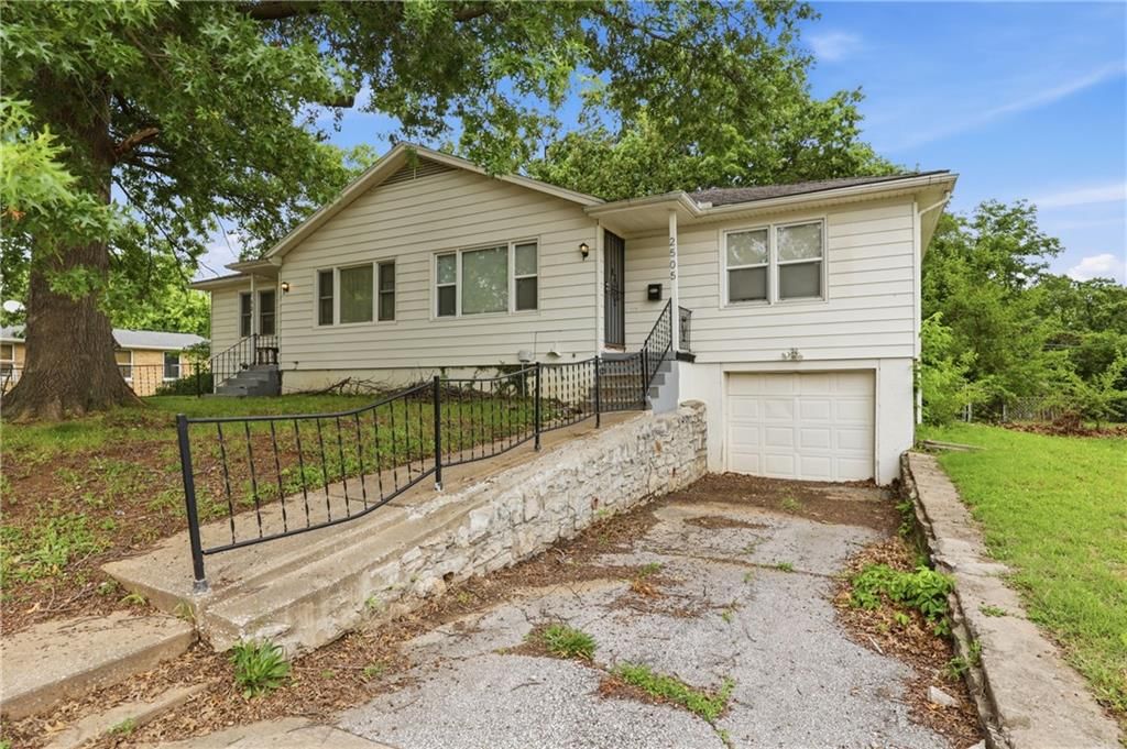 2501 Oakley Avenue — photo 2