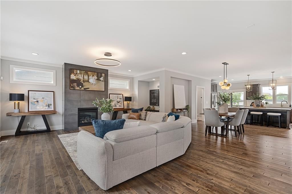 725 W 44th Terrace — photo 8