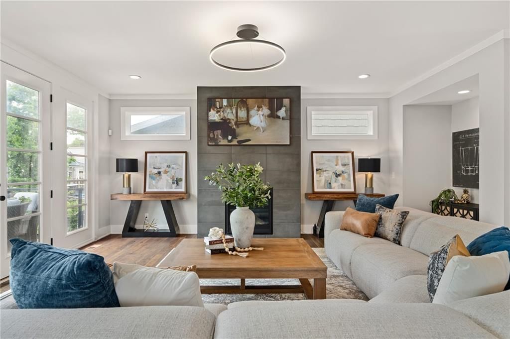 725 W 44th Terrace — photo 9