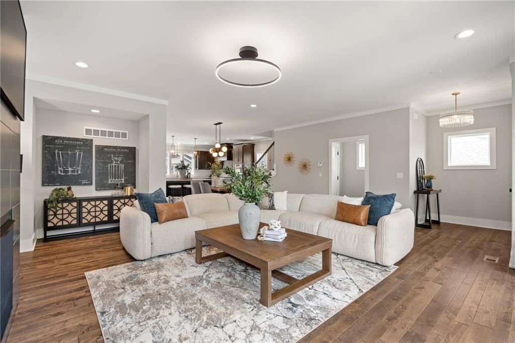 725 W 44th Terrace — photo 10