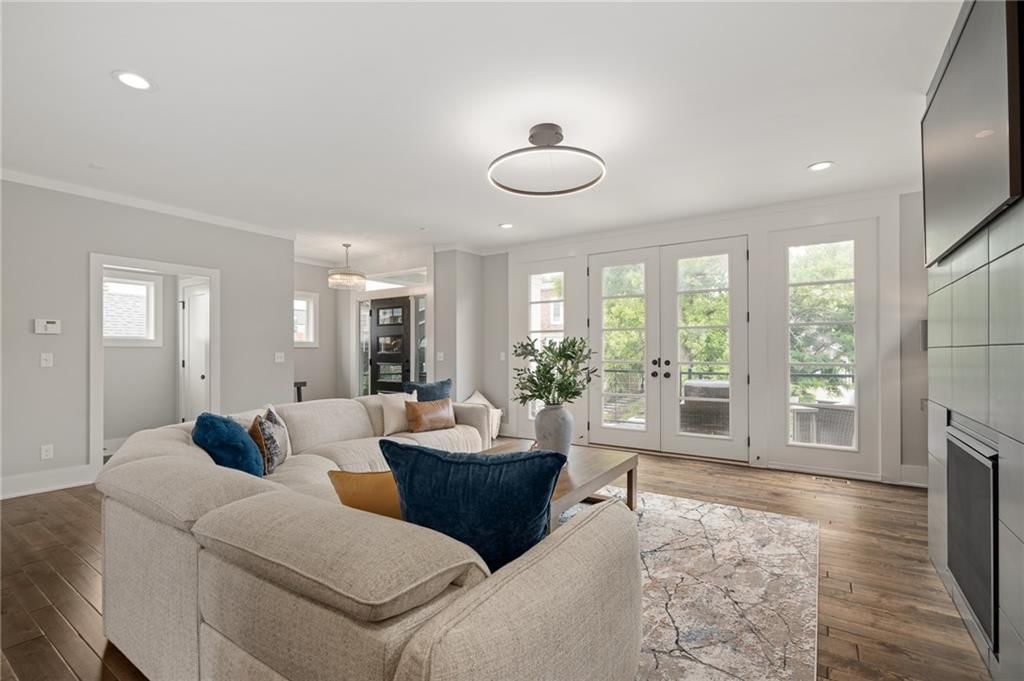725 W 44th Terrace — photo 11