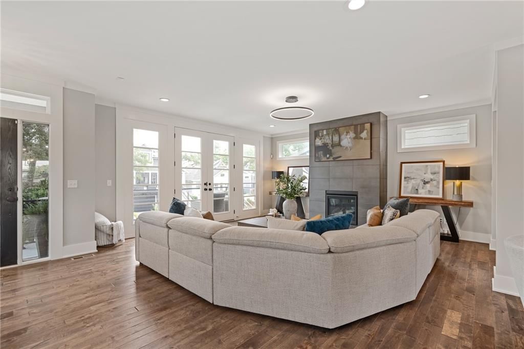 725 W 44th Terrace — photo 12