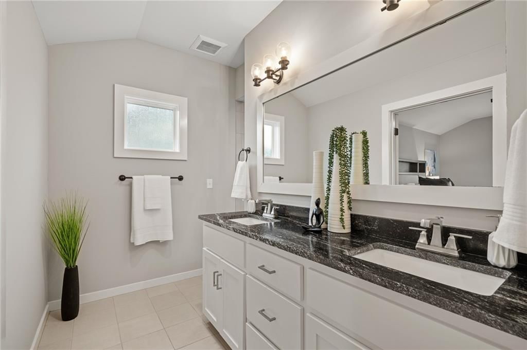 725 W 44th Terrace — photo 32