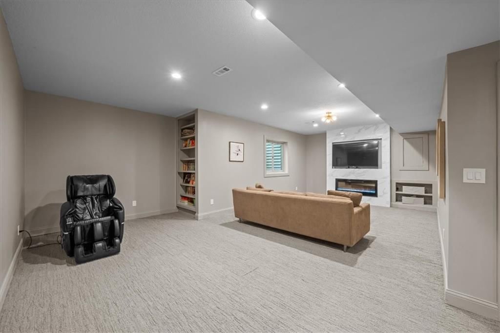 9914 Woodstock Street — photo 35