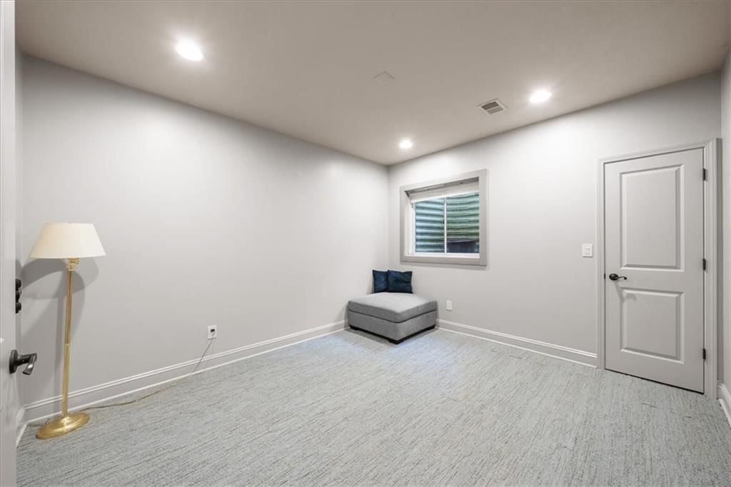 9914 Woodstock Street — photo 37