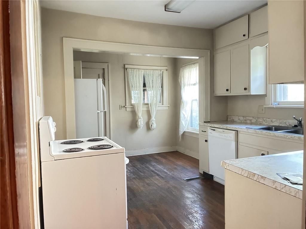 221 W Kansas Street — photo 13