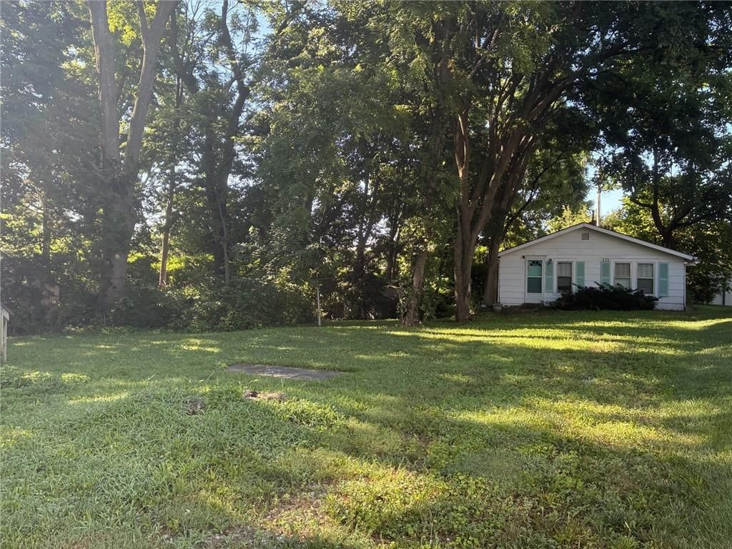 221 W Kansas Street — photo 35