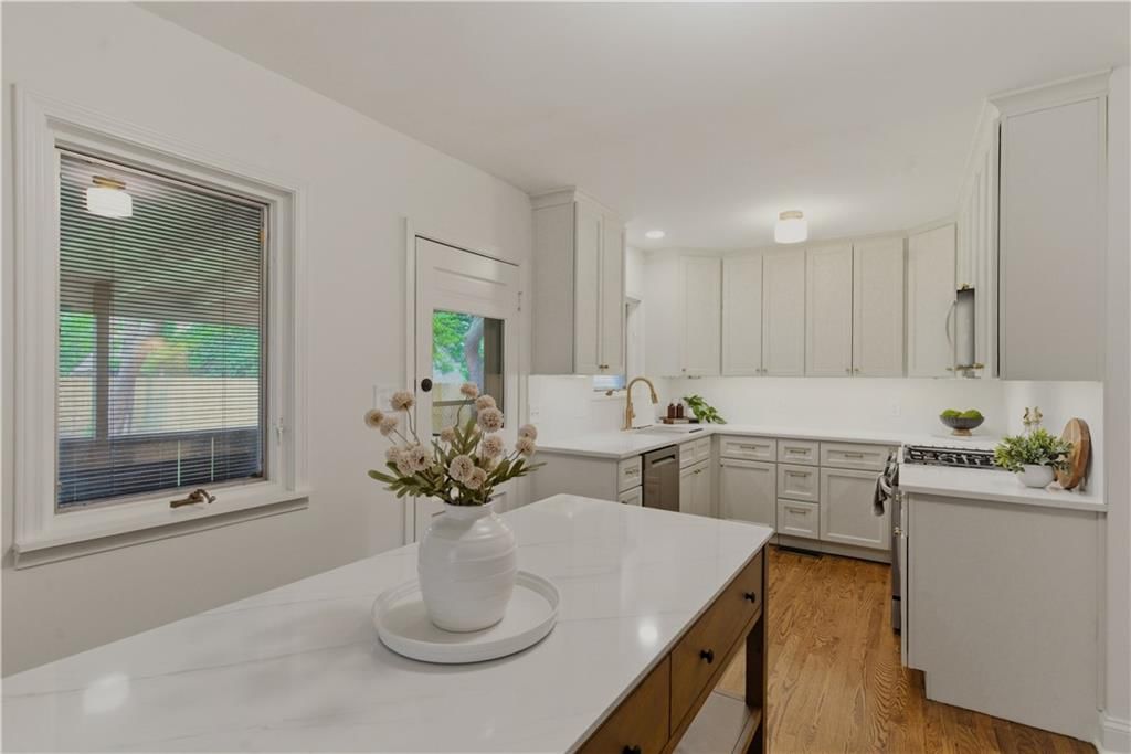 239 E 73rd Terrace — photo 10