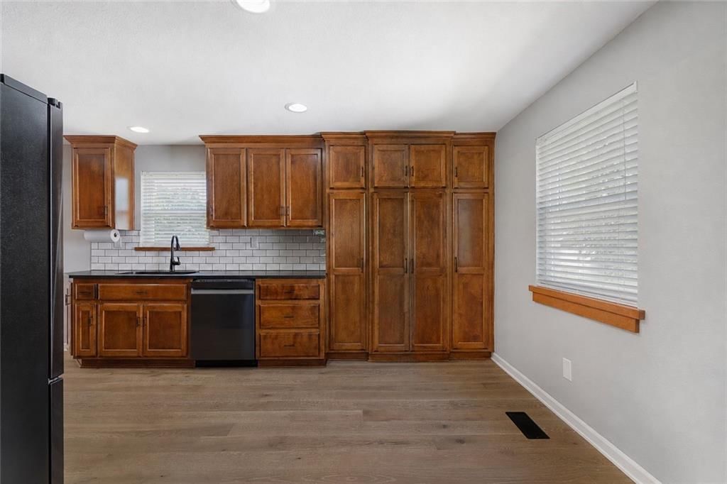 1719 Karlton Way — photo 6