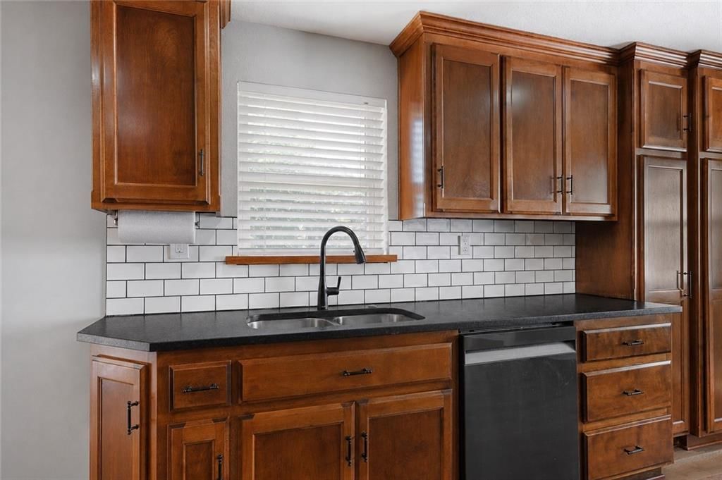 1719 Karlton Way — photo 8