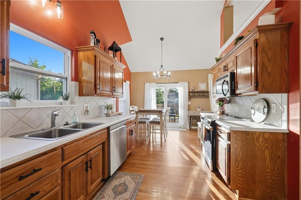 2304 NE SUMMERFIELD Drive — photo 2
