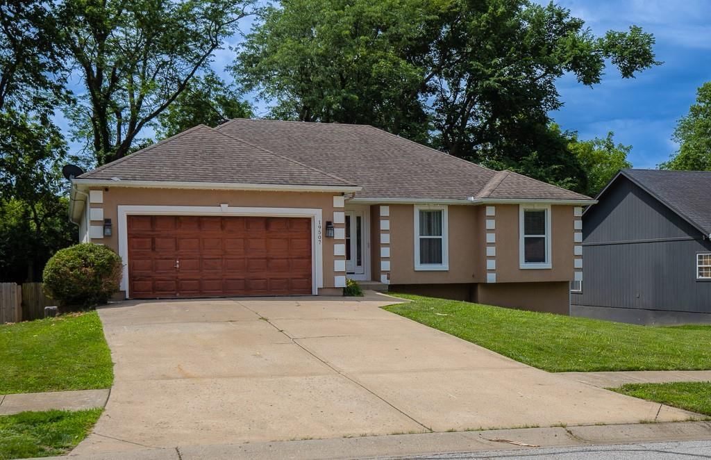 19507 E Woodsbury Road — photo 2