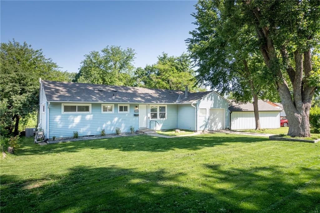 1202 SW Peggy Circle — photo 2