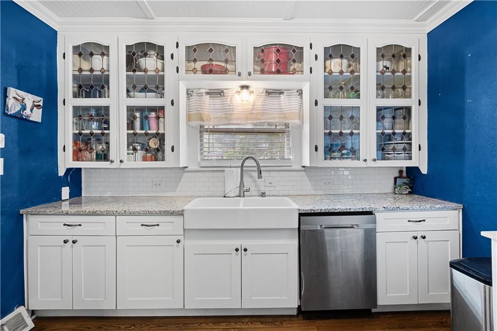 5836 Oak Street — photo 25