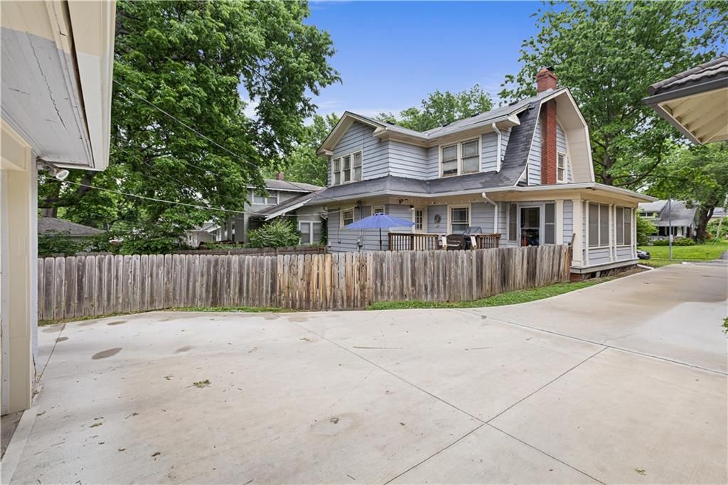 5836 Oak Street — photo 56