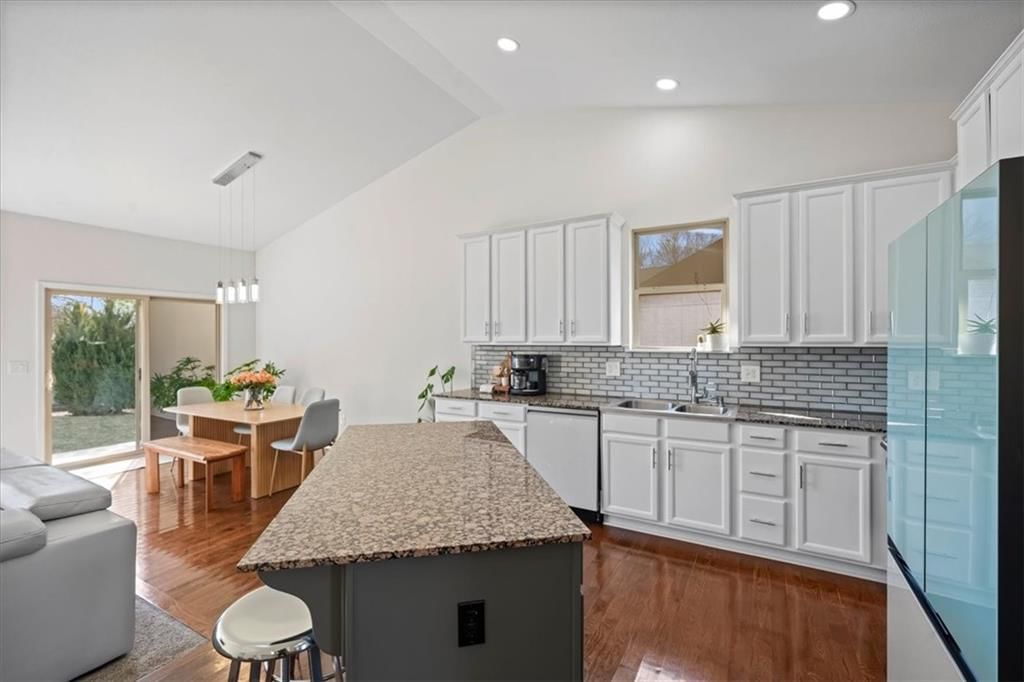 9047 Meadow View Drive — photo 5