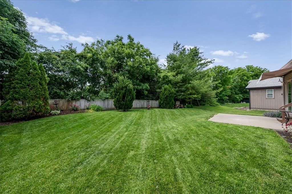 9047 Meadow View Drive — photo 27