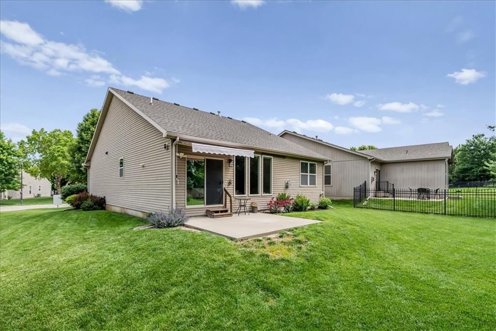 9047 Meadow View Drive — photo 28