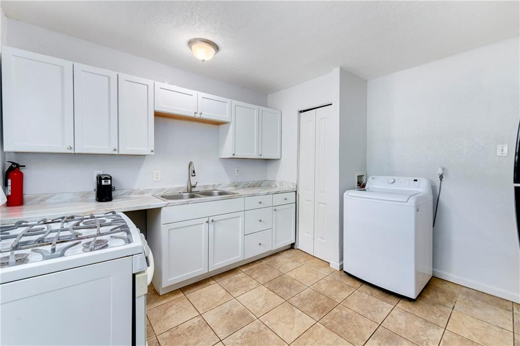 10719 CAMBRIDGE Avenue — photo 5