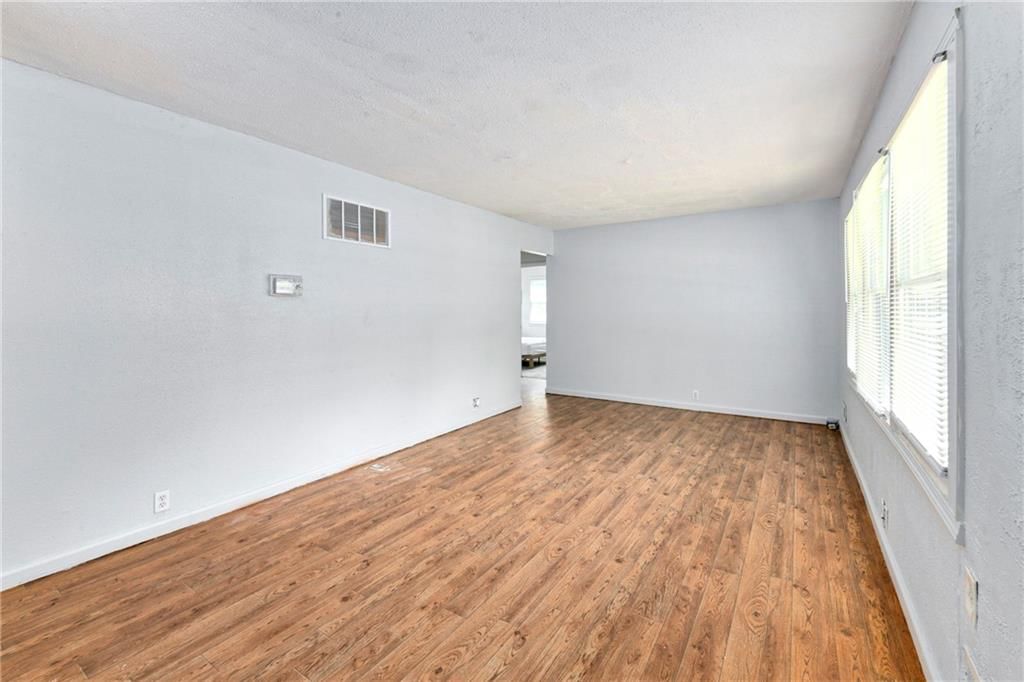 10719 CAMBRIDGE Avenue — photo 14