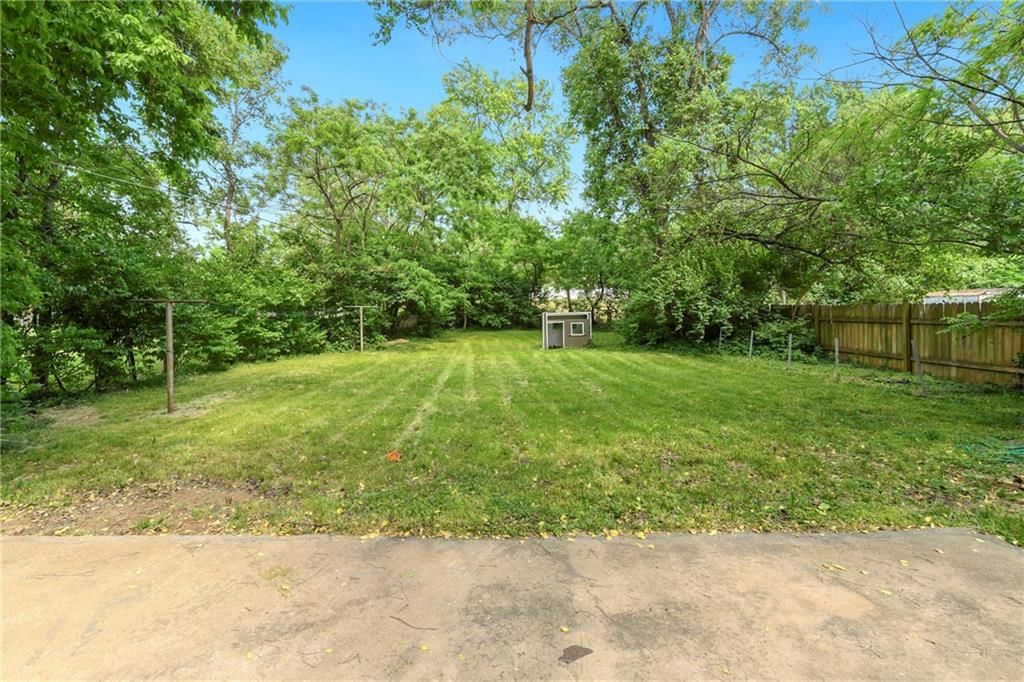 10719 CAMBRIDGE Avenue — photo 30