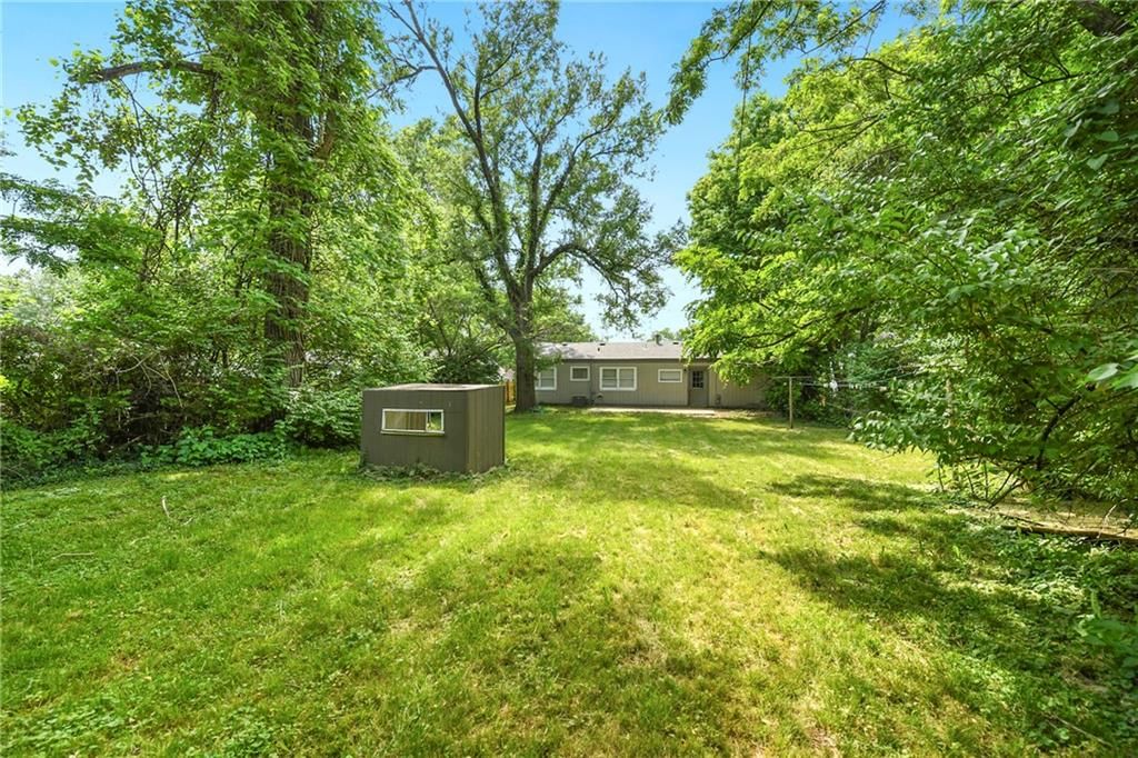 10719 CAMBRIDGE Avenue — photo 32